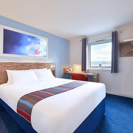 Travelodge London Рейнс Парк Екстериор снимка