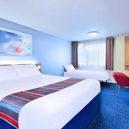Travelodge London Рейнс Парк Екстериор снимка