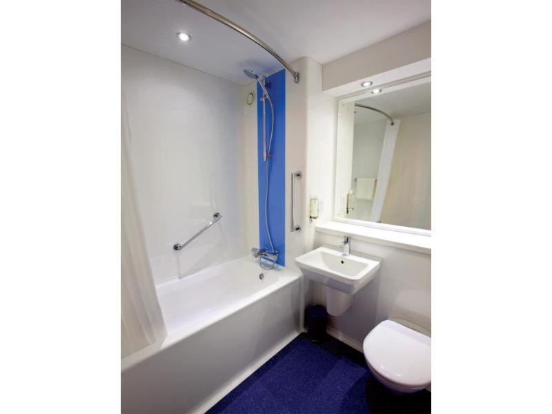 Travelodge London Рейнс Парк Екстериор снимка