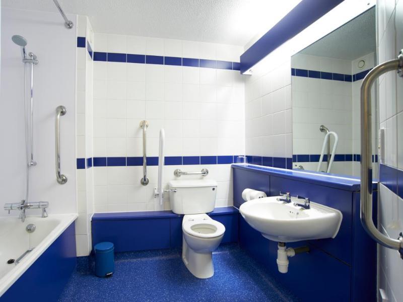 Travelodge London Рейнс Парк Екстериор снимка