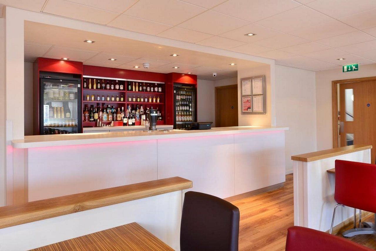 Travelodge London Рейнс Парк Екстериор снимка