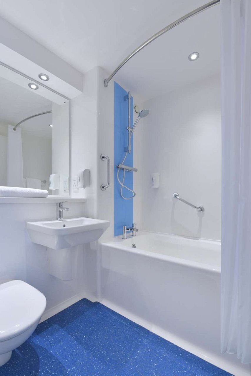 Travelodge London Рейнс Парк Екстериор снимка