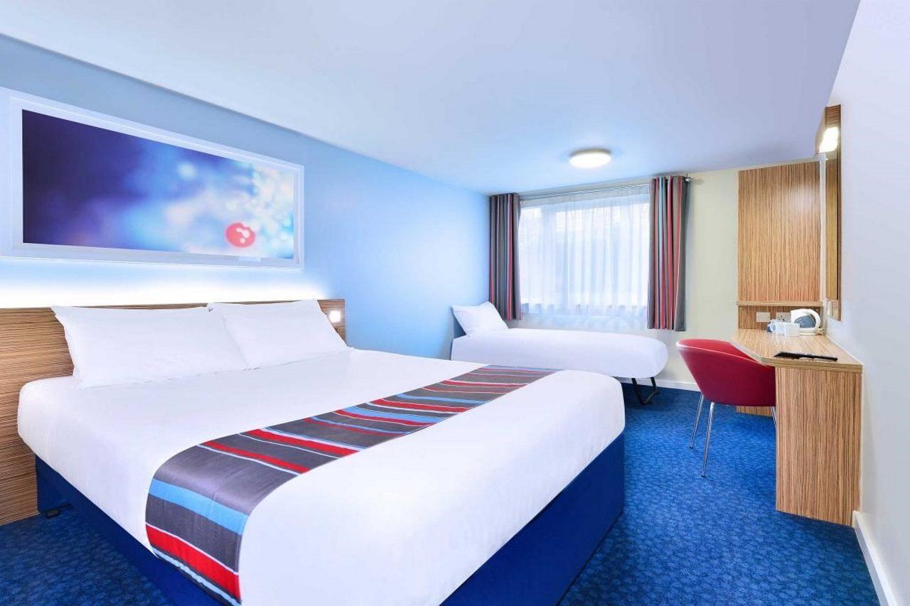 Travelodge London Рейнс Парк Екстериор снимка